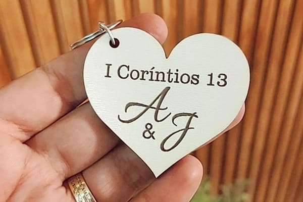 Mulher segurando chaveiro personalizado