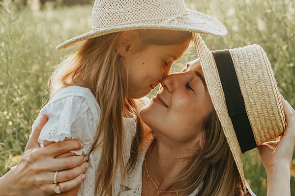 Mãe e filha sorrindo