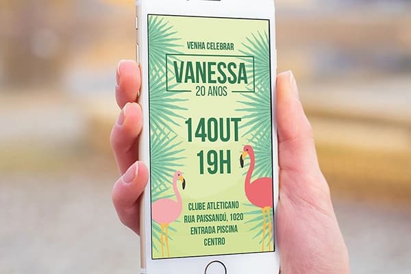 Mulher segurando celular com convite