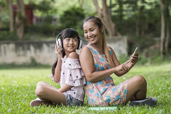 Criança ouvindo música com a mãe