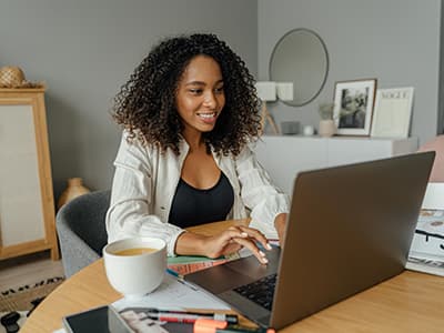 Mãe usando computador