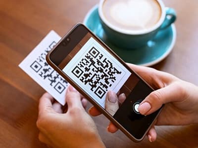 Pessoa escaneando QR code com celular